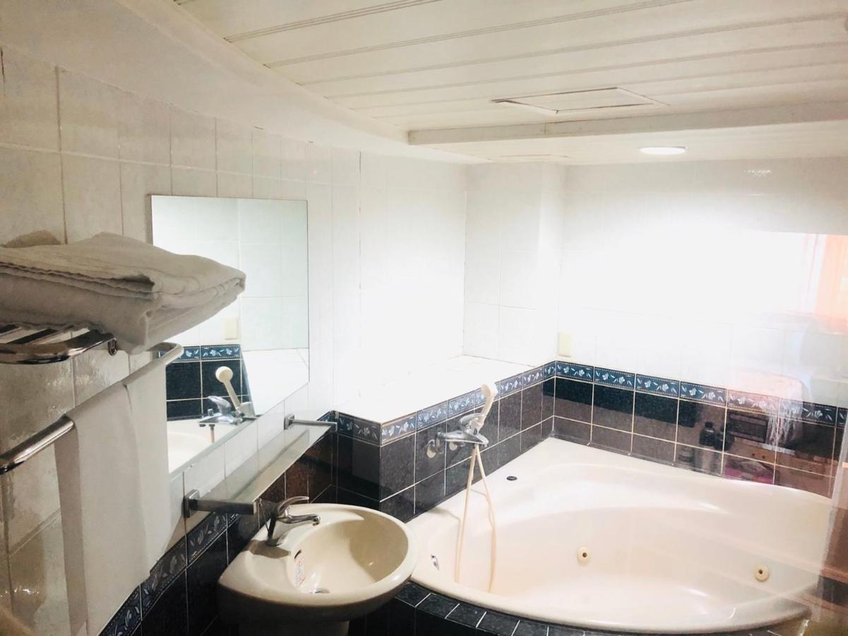 Jing Chech Hotel Kaohsiung Bagian luar foto